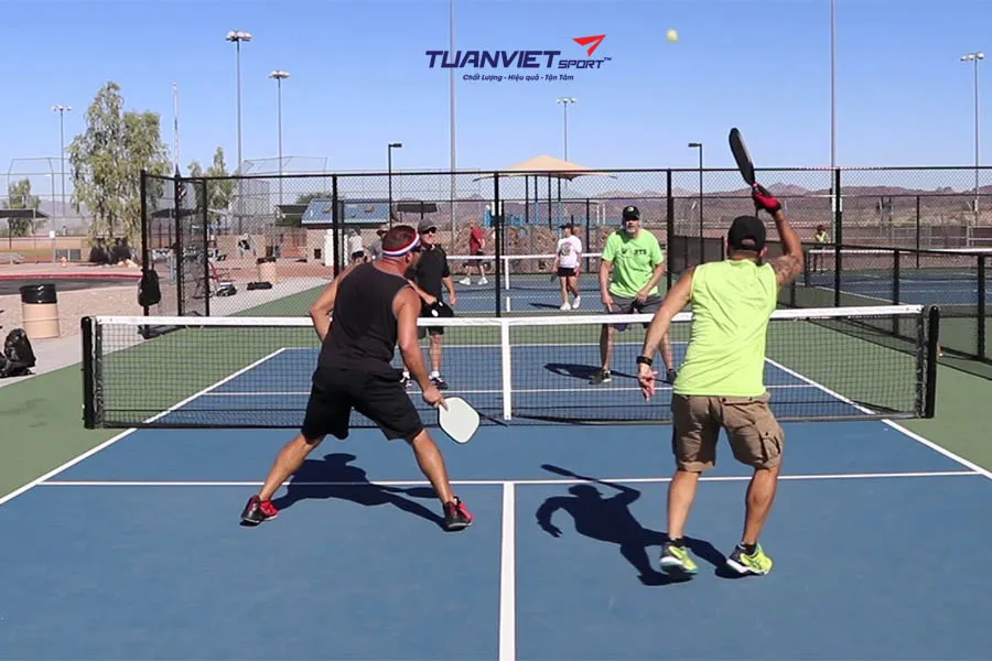 Chơi Pickleball Không Làm Phiền Hàng Xóm: Làm Sao Để Được Cả Đôi Bên?