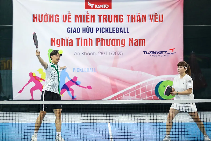 Giang Hồng Ngọc bắt cặp Lý Hoàng Nam giành ngôi vô địch giải pickleball