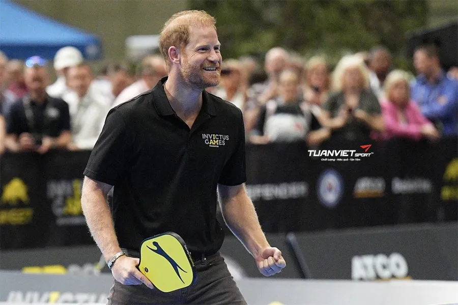 Hoàng tử Harry gây chú ý khi lần đầu trải nghiệm bộ môn pickleball