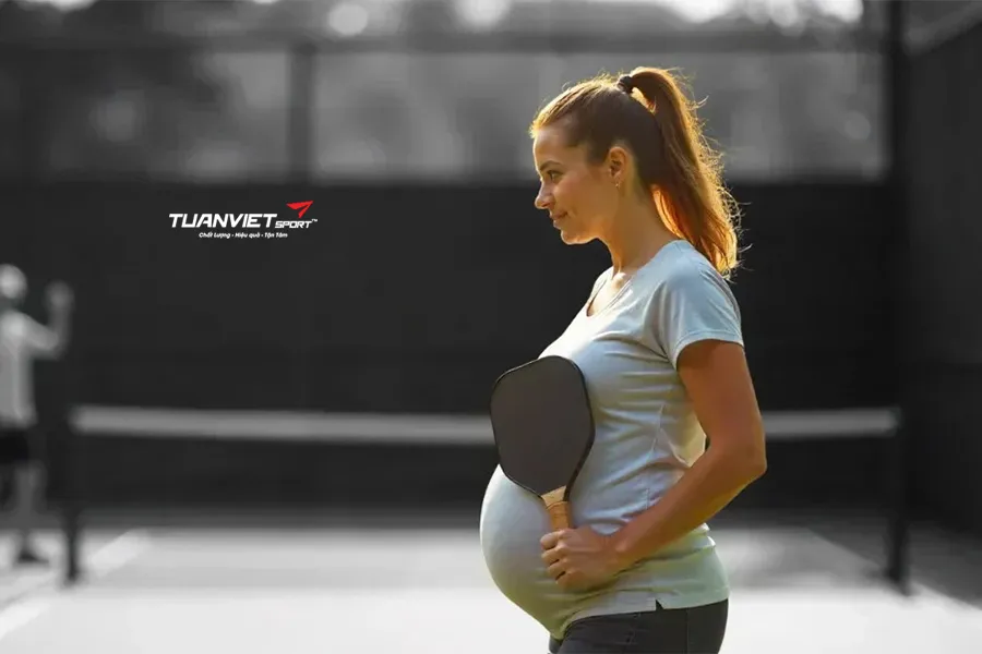 Xu hướng mẹ bầu đánh pickleball và những khuyến cáo từ giới y khoa