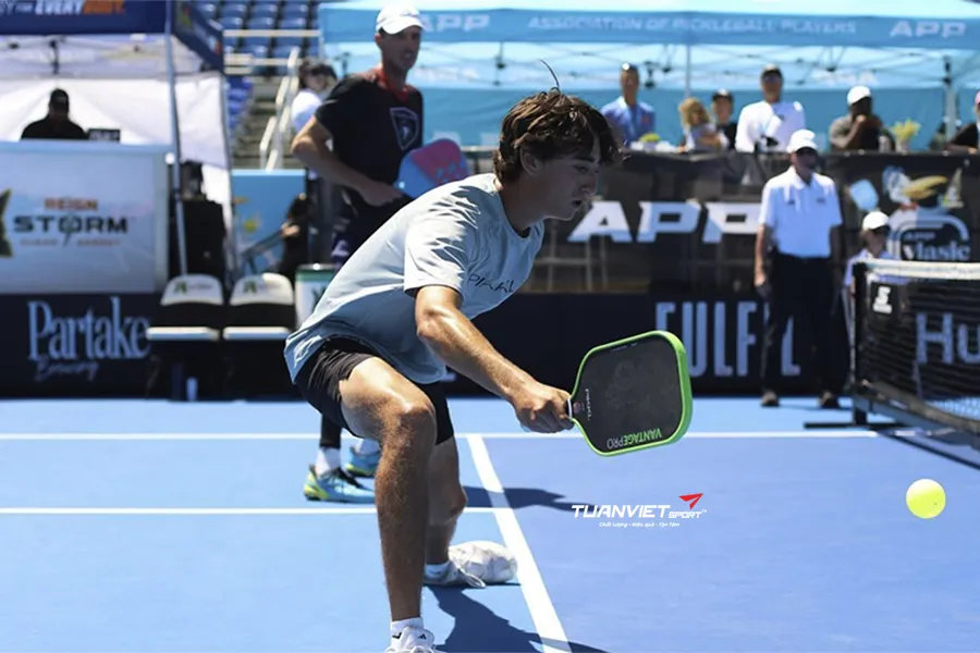 Xu hướng mới: Các tay vợt pickleball cầm vợt cao hơn để tăng tốc độ ra tay