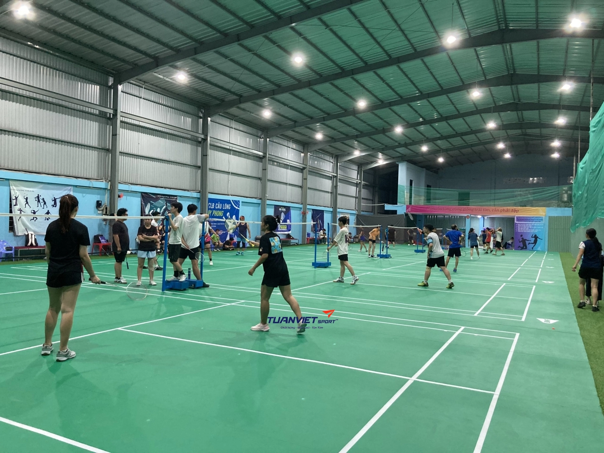 đèn led UFO dùng cho sân cầu lông trong nhà