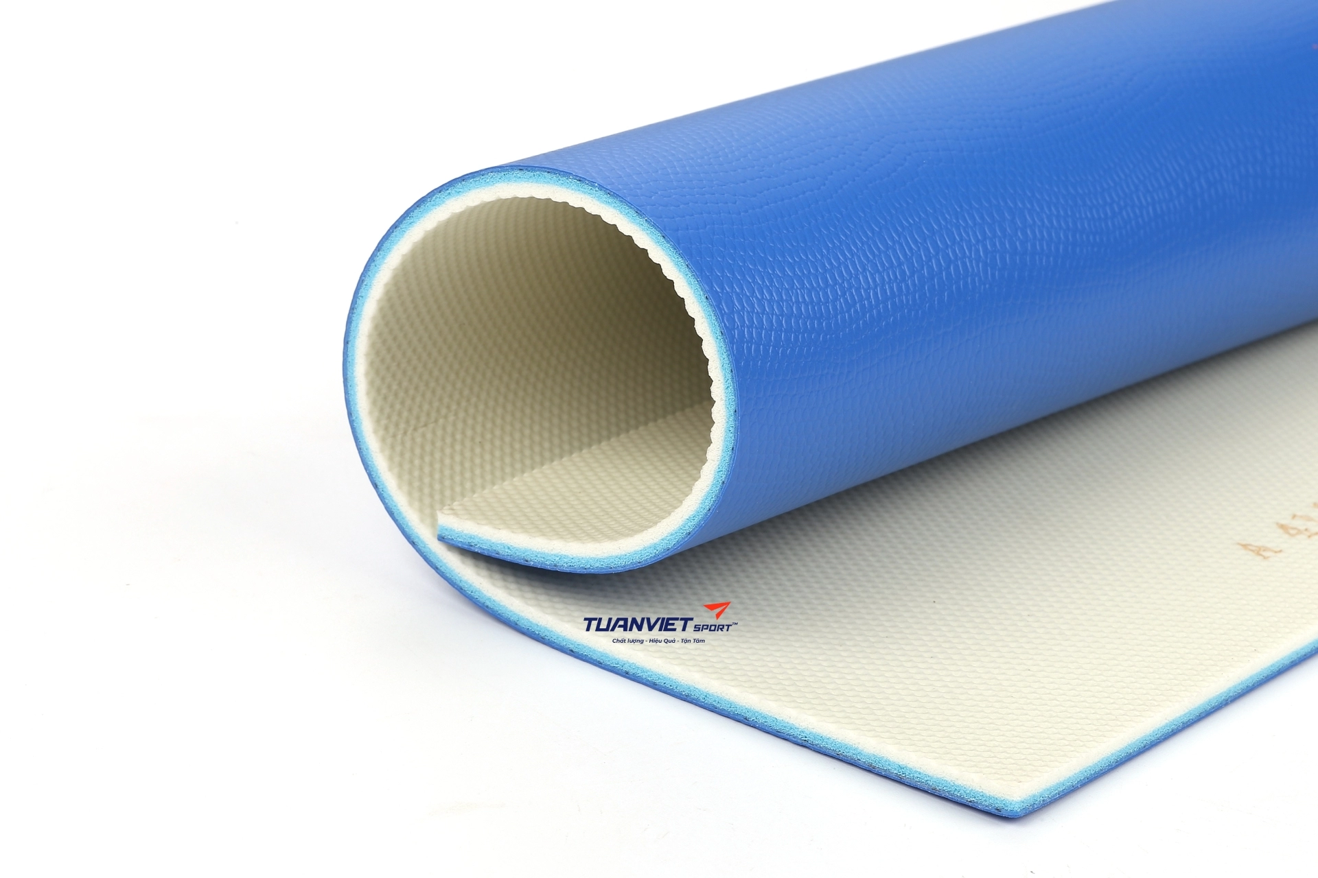 Thi c&ocirc;ng thảm s&acirc;n cầu l&ocirc;ng tại Huế