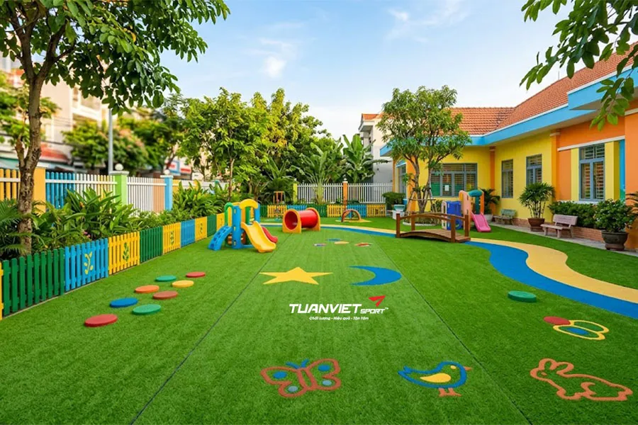 C&aacute;ch bảo dưỡng cỏ nh&acirc;n tạo s&acirc;n chơi trường mầm non để chống nắng v&agrave; phai m&agrave;u