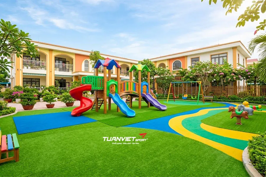 C&aacute;ch bảo dưỡng cỏ nh&acirc;n tạo s&acirc;n chơi trường mầm non để chống nắng v&agrave; phai m&agrave;u