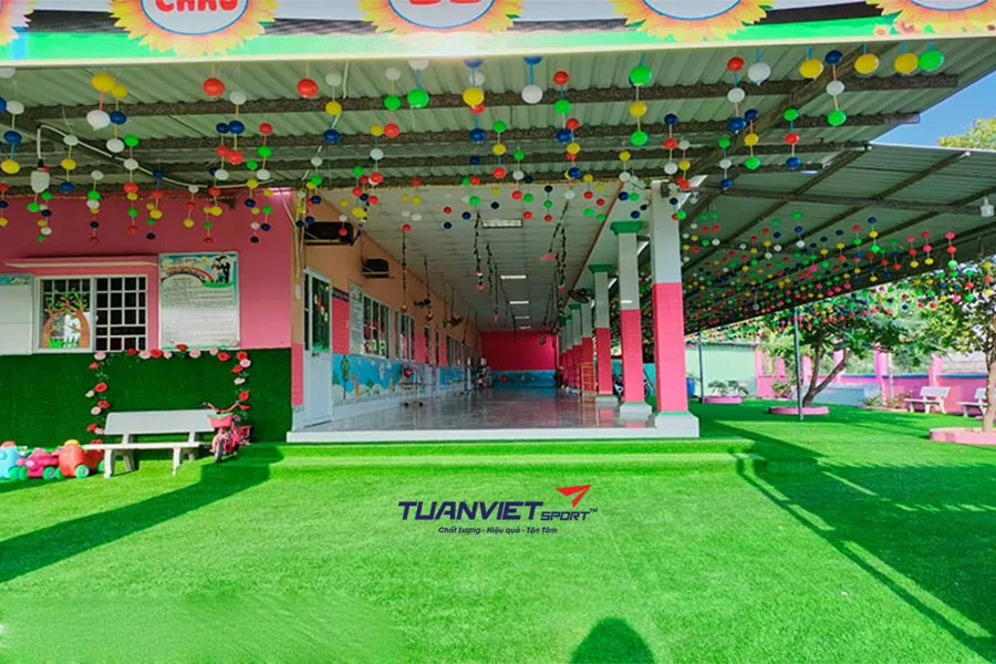 C&aacute;ch vệ sinh thảm cỏ nh&acirc;n tạo khi trẻ l&agrave;m đổ thức ăn hoặc vết bẩn?