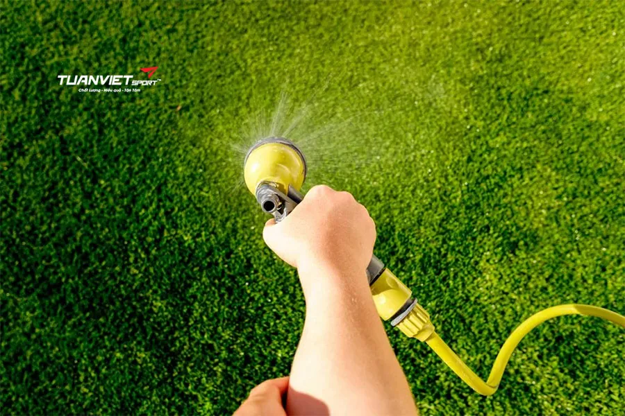 C&aacute;ch vệ sinh thảm cỏ nh&acirc;n tạo khi trẻ l&agrave;m đổ thức ăn hoặc vết bẩn?