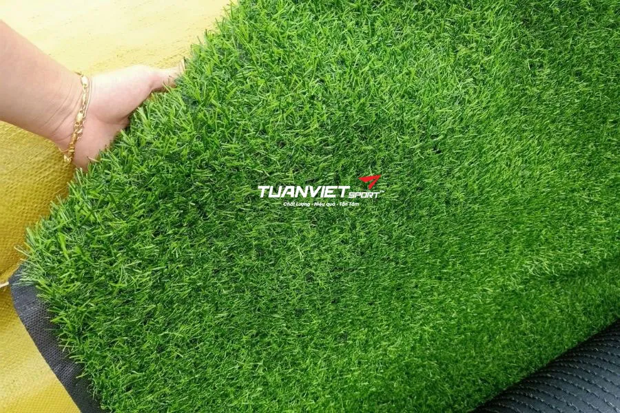 C&aacute;ch vệ sinh thảm cỏ nh&acirc;n tạo khi trẻ l&agrave;m đổ thức ăn hoặc vết bẩn?