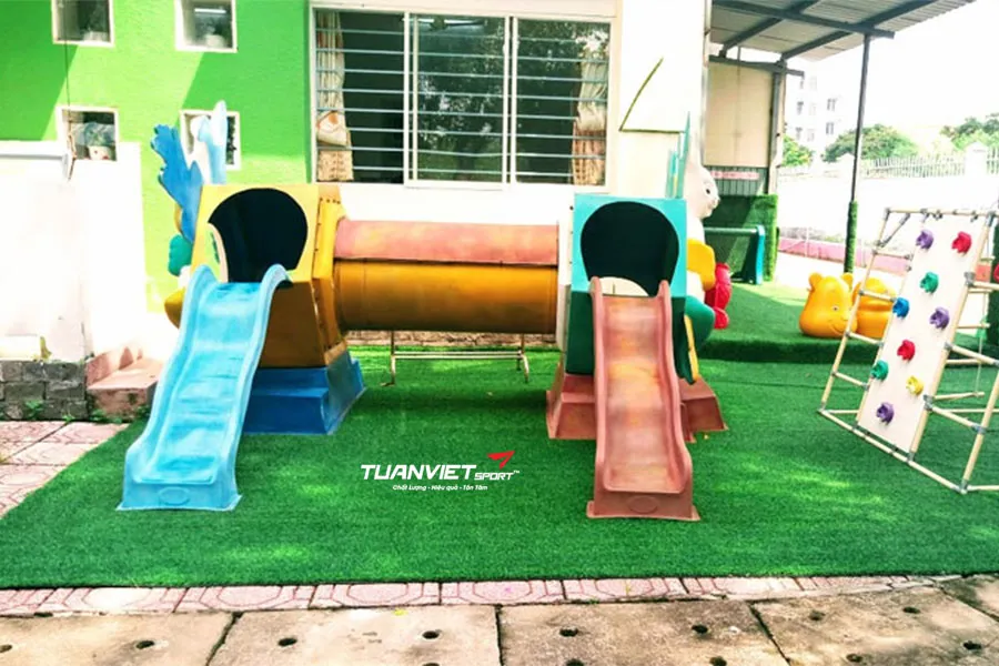 C&aacute;ch vệ sinh thảm cỏ nh&acirc;n tạo khi trẻ l&agrave;m đổ thức ăn hoặc vết bẩn?