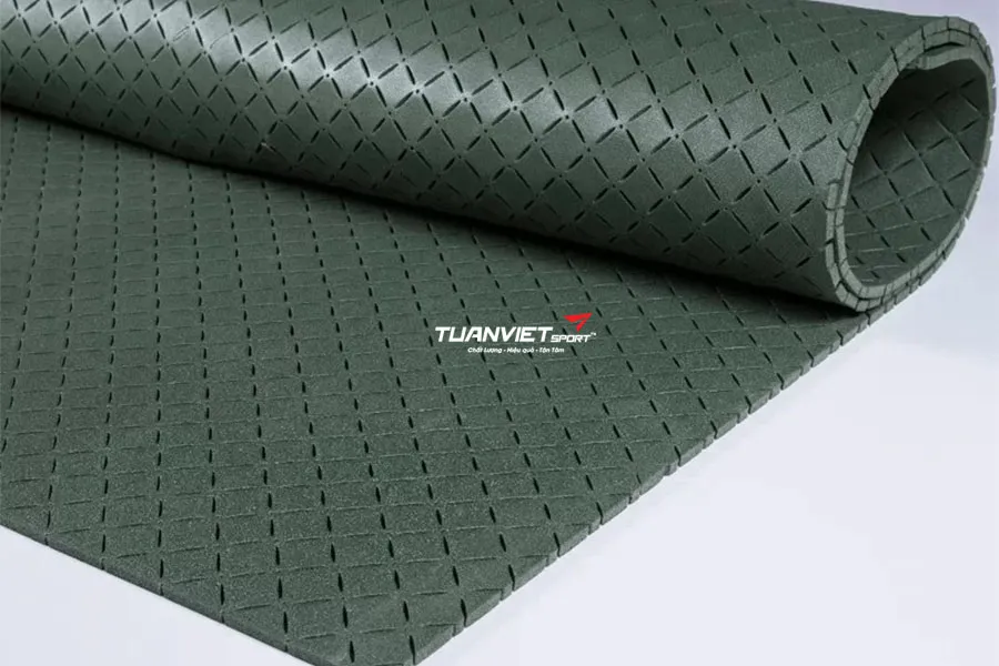 C&oacute; n&ecirc;n l&oacute;t tấm xốp giảm chấn dưới cỏ nh&acirc;n tạo s&acirc;n chơi trường mầm non?