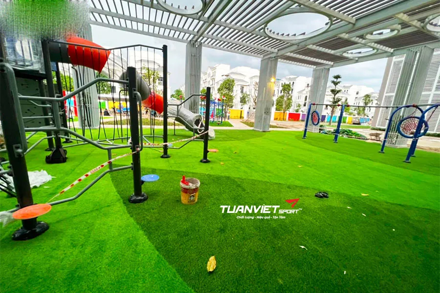 Hướng dẫn bảo tr&igrave; cỏ nh&acirc;n tạo trường mầm non theo ti&ecirc;u chuẩn an to&agrave;n