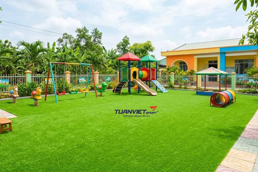 Thi c&ocirc;ng cỏ nh&acirc;n tạo trường mầm non như thế n&agrave;o để đảm bảo an to&agrave;n?