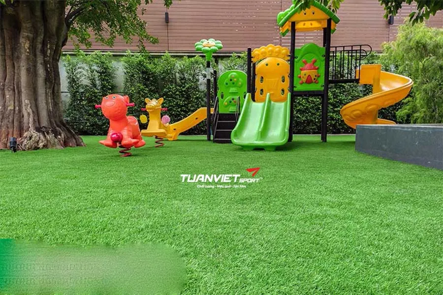 Thiết kế sân chơi cho trẻ em với cỏ nhân tạo: Xu hướng không gian xanh an toàn