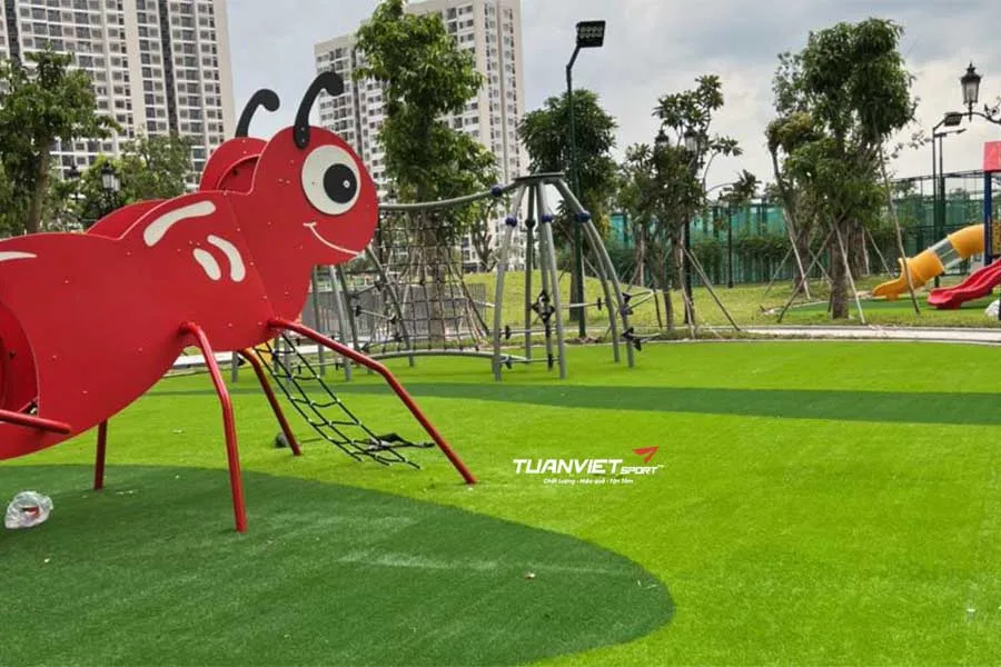 Thiết kế sân chơi cho trẻ em với cỏ nhân tạo: Xu hướng không gian xanh an toàn
