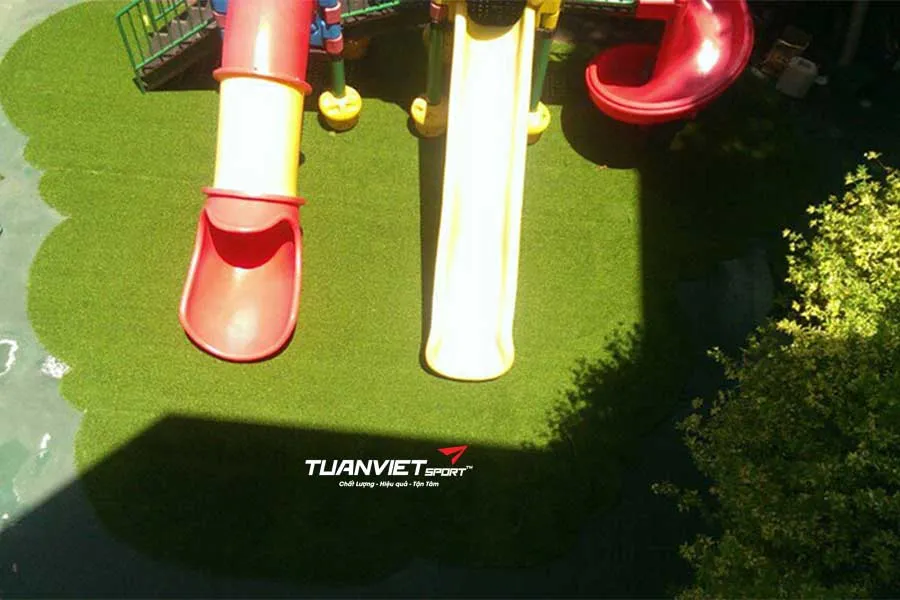 Thiết kế sân chơi cho trẻ em với cỏ nhân tạo: Xu hướng không gian xanh an toàn