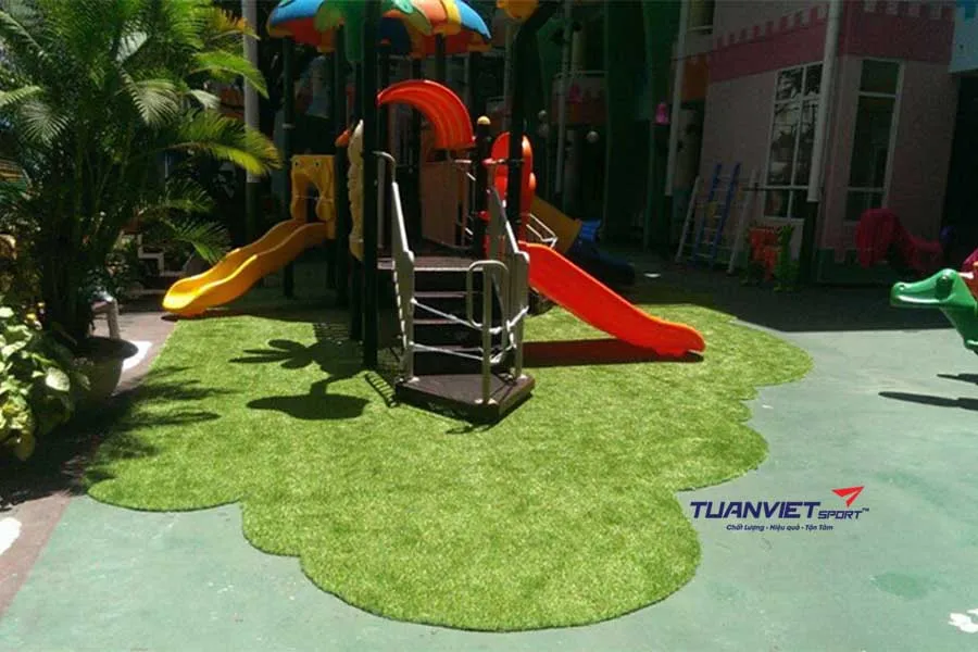Thiết kế sân chơi cho trẻ em với cỏ nhân tạo: Xu hướng không gian xanh an toàn