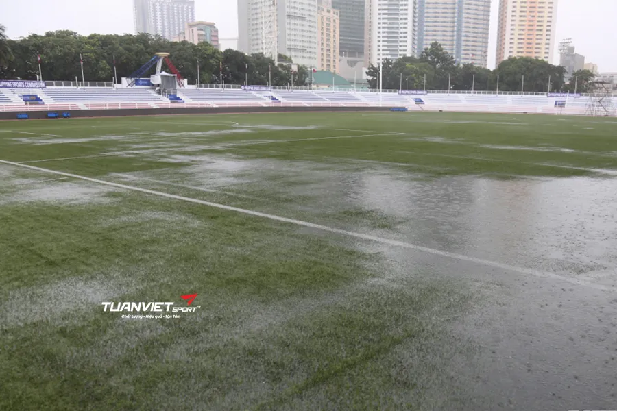 C&aacute;ch xử l&yacute; s&acirc;n cỏ nh&acirc;n tạo bị ngập nước hiệu quả