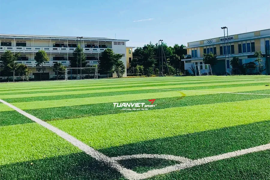 S&acirc;n cỏ nh&acirc;n tạo Trường THPT V&otilde; Ch&iacute; C&ocirc;ng, Ngũ H&agrave;nh Sơn, Đ&agrave; Nẵng