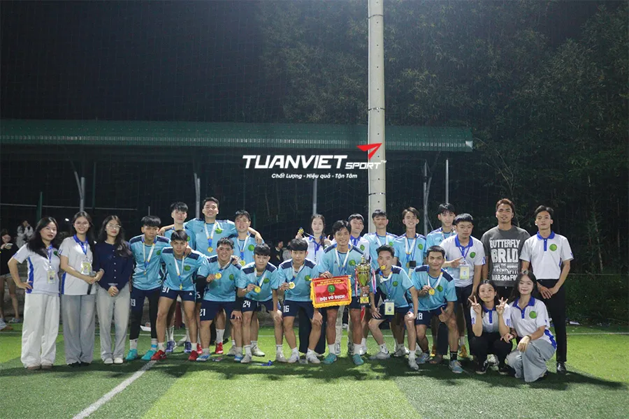 S&acirc;n b&oacute;ng trường Đại Học Kinh Tế Huế, Tp Huế