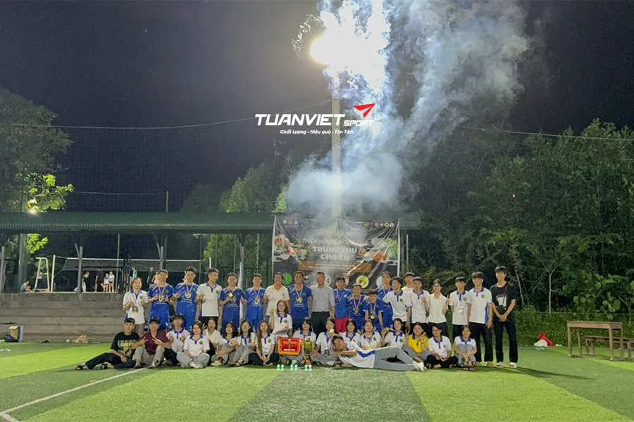 S&acirc;n b&oacute;ng trường Đại Học Kinh Tế Huế, Tp Huế