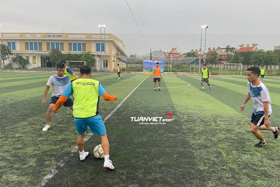 S&acirc;n cỏ nh&acirc;n tạo Trường THPT V&otilde; Ch&iacute; C&ocirc;ng, Ngũ H&agrave;nh Sơn, Đ&agrave; Nẵng