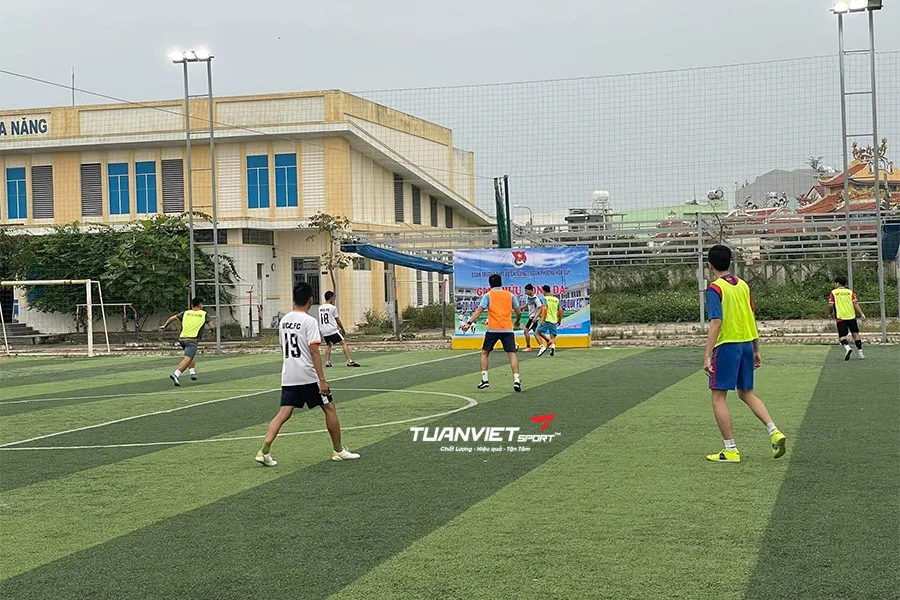 S&acirc;n cỏ nh&acirc;n tạo Trường THPT V&otilde; Ch&iacute; C&ocirc;ng, Ngũ H&agrave;nh Sơn, Đ&agrave; Nẵng