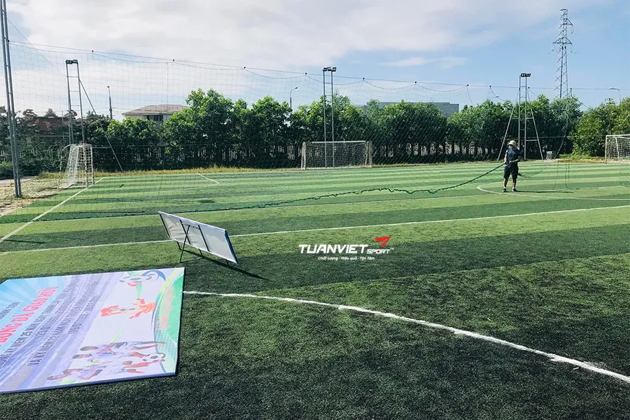 S&acirc;n cỏ nh&acirc;n tạo Trường THPT V&otilde; Ch&iacute; C&ocirc;ng, Ngũ H&agrave;nh Sơn, Đ&agrave; Nẵng