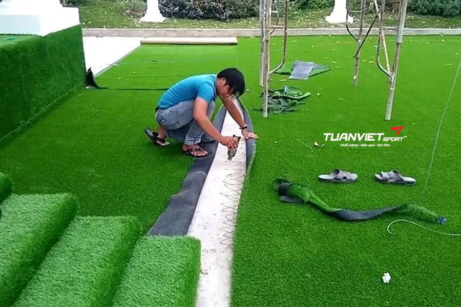 Hướng dẫn quy tr&igrave;nh thi c&ocirc;ng s&acirc;n cỏ nh&acirc;n tạo v&agrave; những yếu tố cần ch&uacute; &yacute;