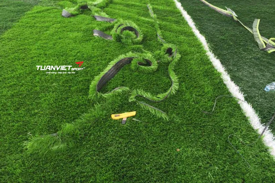 Hướng dẫn quy tr&igrave;nh thi c&ocirc;ng s&acirc;n cỏ nh&acirc;n tạo v&agrave; những yếu tố cần ch&uacute; &yacute;