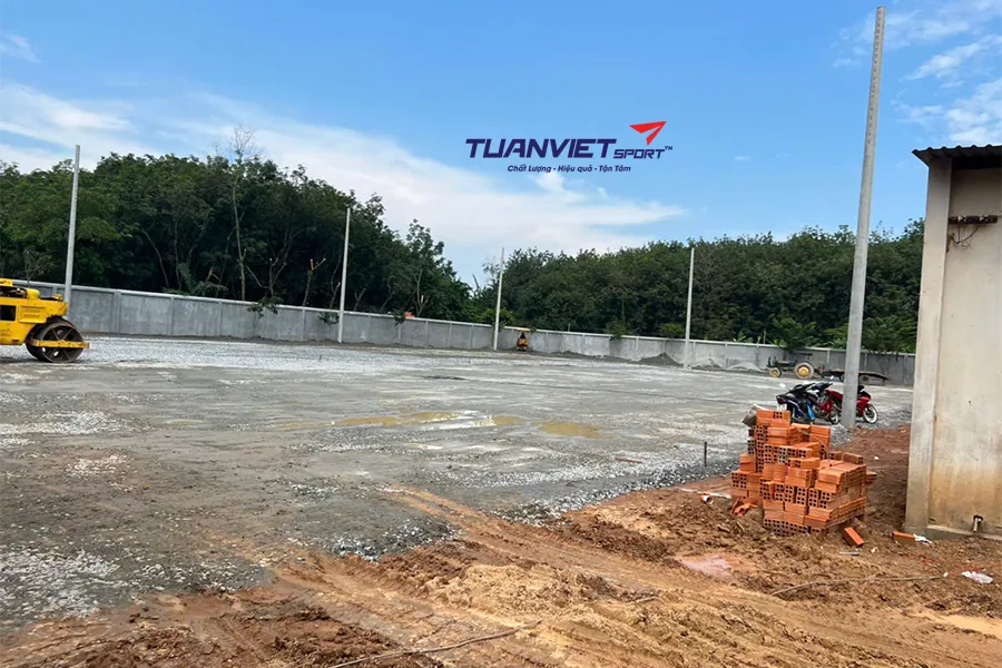 Thi c&ocirc;ng nền hạ s&acirc;n cỏ nh&acirc;n tạo gồm những bước n&agrave;o?