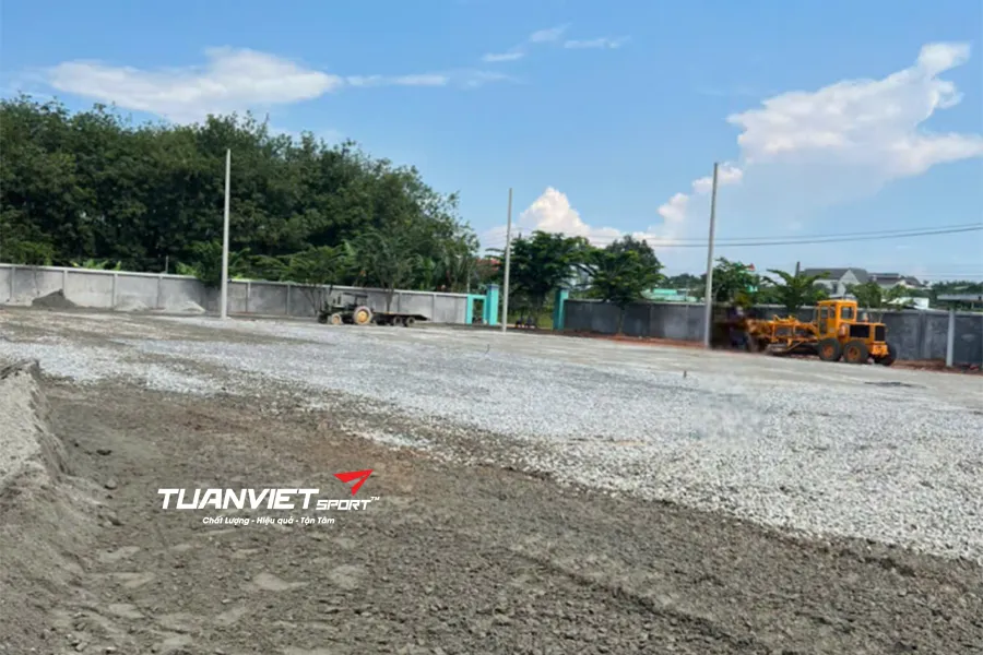 Thi c&ocirc;ng nền hạ s&acirc;n cỏ nh&acirc;n tạo gồm những bước n&agrave;o?