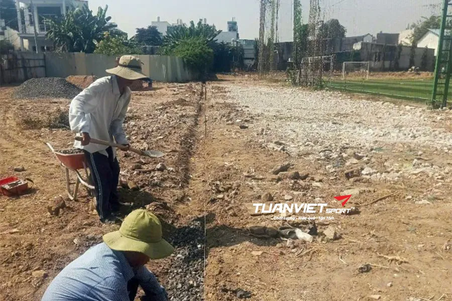 Thi c&ocirc;ng nền hạ s&acirc;n cỏ nh&acirc;n tạo gồm những bước n&agrave;o?