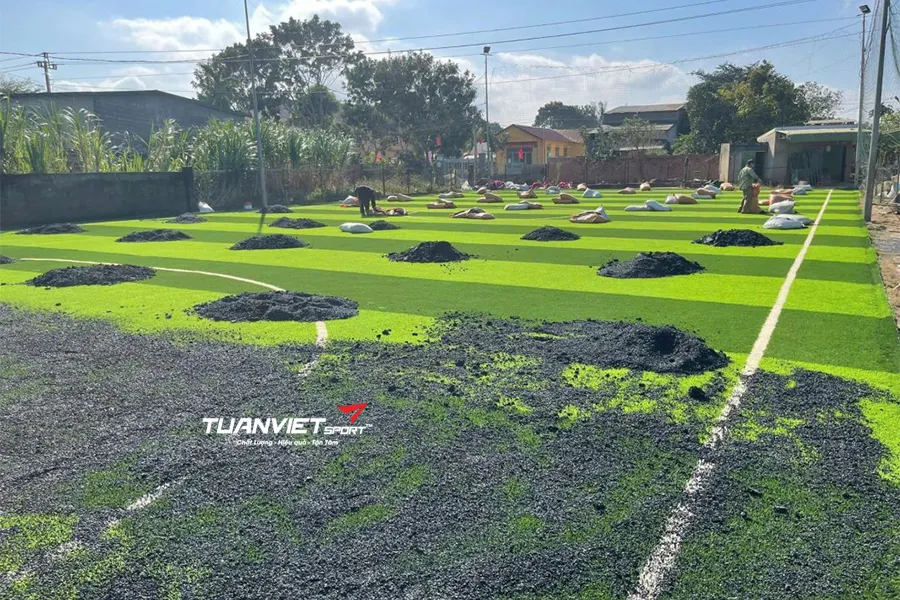 Thi c&ocirc;ng nền hạ s&acirc;n cỏ nh&acirc;n tạo gồm những bước n&agrave;o?