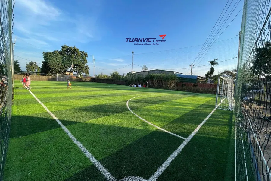 Thi c&ocirc;ng nền hạ s&acirc;n cỏ nh&acirc;n tạo gồm những bước n&agrave;o?