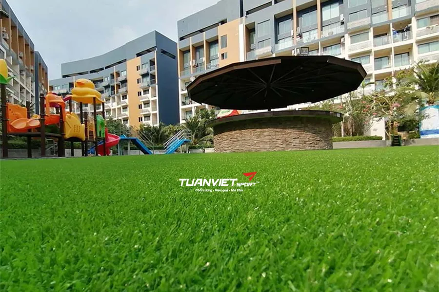 Thi c&ocirc;ng cỏ nh&acirc;n tạo c&ocirc;ng vi&ecirc;n v&agrave; lưu &yacute; quan trọng cần biết