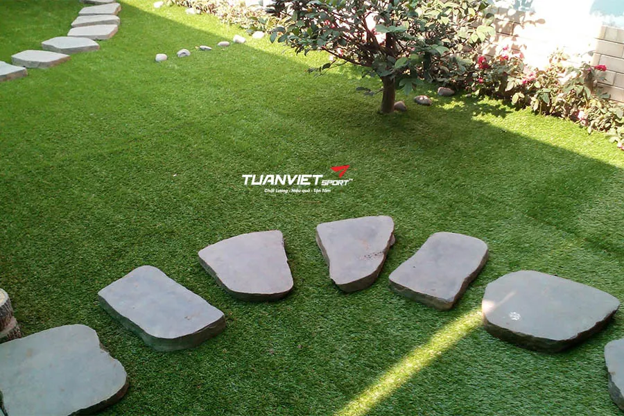 6 c&aacute;ch b&agrave;i tr&iacute; thảm cỏ nh&acirc;n tạo gi&uacute;p kh&ocirc;ng gian s&acirc;n vườn tr&ocirc;ng tự nhi&ecirc;n hơn