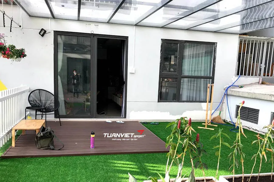 6 c&aacute;ch b&agrave;i tr&iacute; thảm cỏ nh&acirc;n tạo gi&uacute;p kh&ocirc;ng gian s&acirc;n vườn tr&ocirc;ng tự nhi&ecirc;n hơn