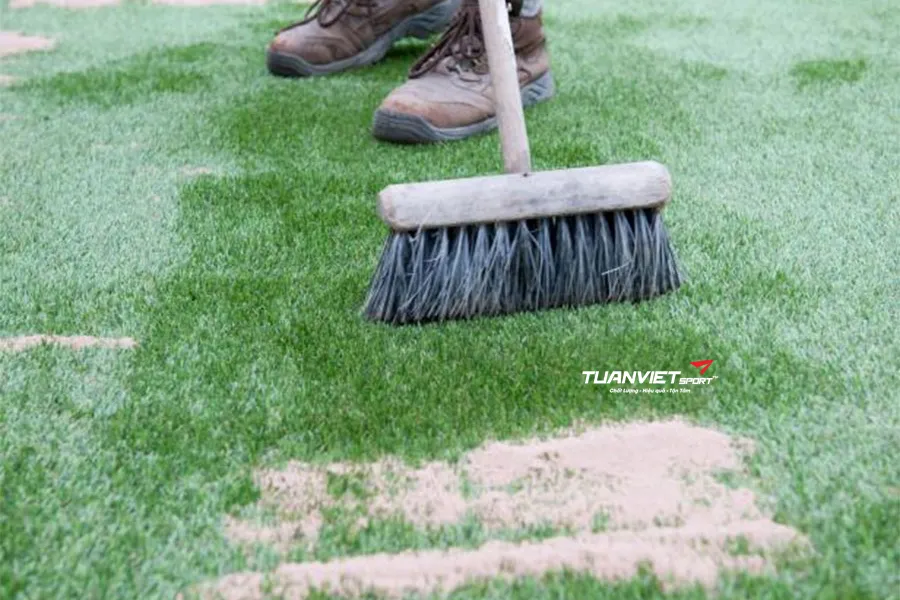 C&aacute;ch chải cỏ nh&acirc;n tạo đ&uacute;ng c&aacute;ch gi&uacute;p thảm cỏ bền đẹp l&acirc;u d&agrave;i