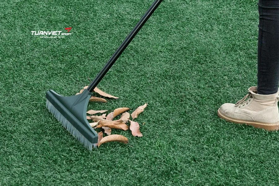 C&aacute;ch chải cỏ nh&acirc;n tạo đ&uacute;ng c&aacute;ch gi&uacute;p thảm cỏ bền đẹp l&acirc;u d&agrave;i