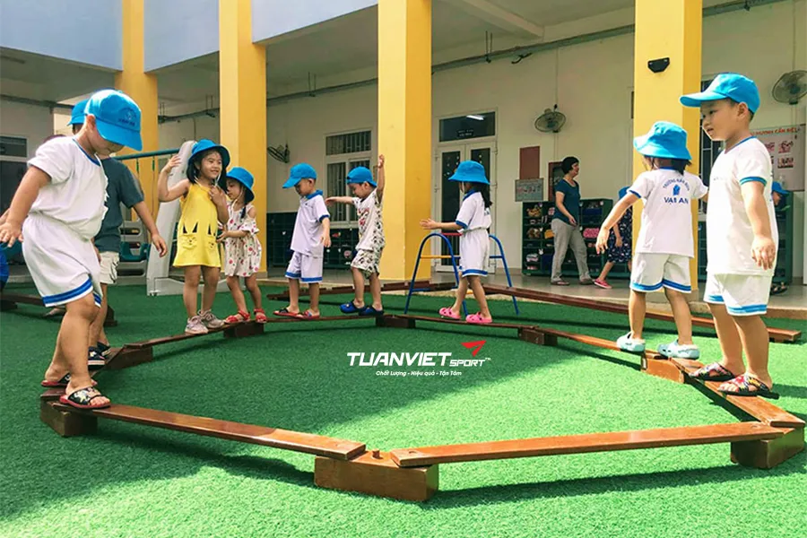 Cỏ nhân tạo cho sân chơi trẻ em có an toàn không?