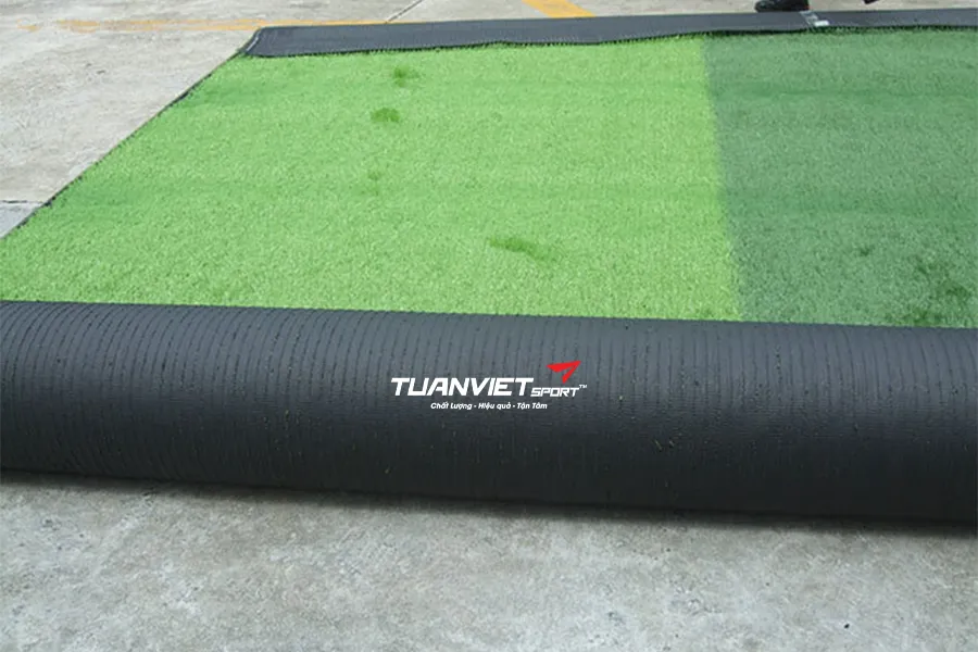 So s&aacute;nh s&acirc;n cỏ nh&acirc;n tạo v&agrave; cỏ tự nhi&ecirc;n n&ecirc;n chọn loại n&agrave;o?