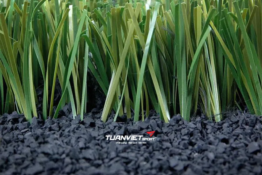 Tại sao n&ecirc;n rải hạt cao su cho s&acirc;n cỏ nh&acirc;n tạo để tăng độ bền v&agrave; an to&agrave;n?