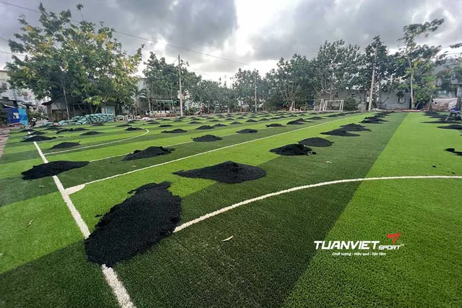 Tại sao n&ecirc;n rải hạt cao su cho s&acirc;n cỏ nh&acirc;n tạo để tăng độ bền v&agrave; an to&agrave;n?