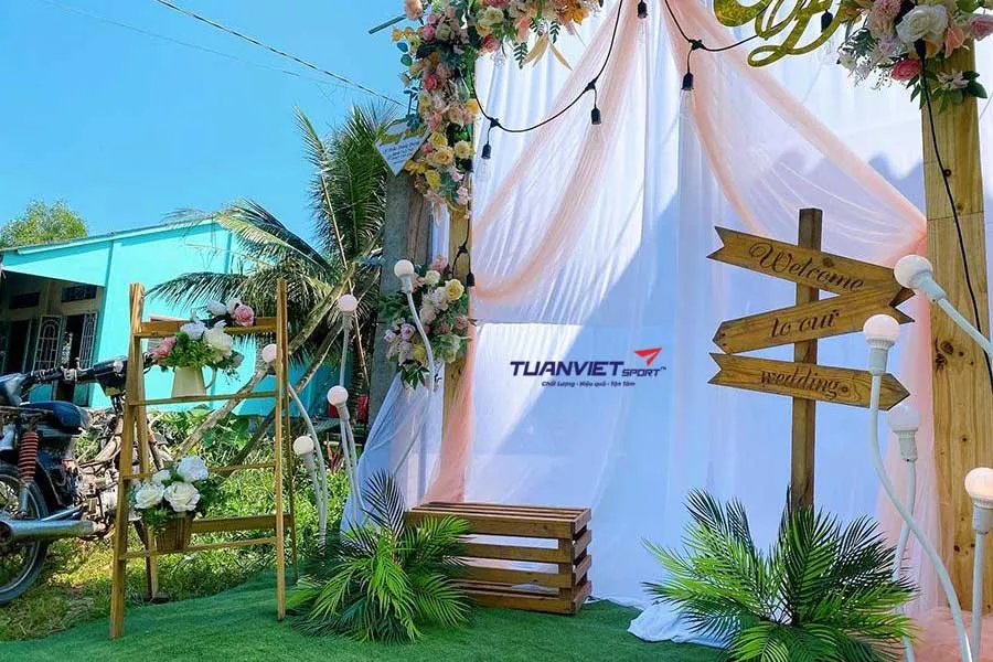 Tổ chức tiệc cưới n&ecirc;n d&ugrave;ng thảm cỏ nh&acirc;n tạo loại n&agrave;o ph&ugrave; hợp nhất?