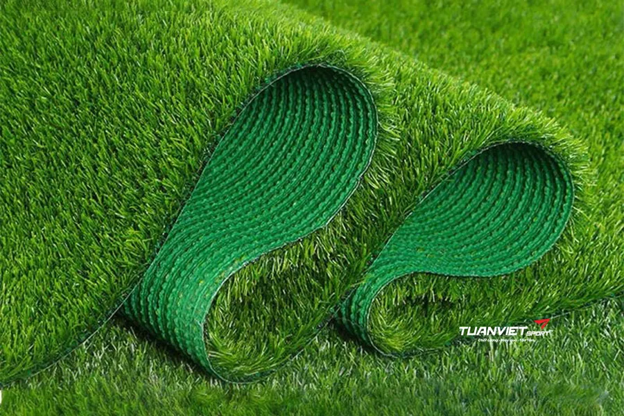 Trải cỏ nh&acirc;n tạo l&ecirc;n cỏ tự nhi&ecirc;n N&ecirc;n hay kh&ocirc;ng n&ecirc;n v&agrave; những rủi ro cần biết