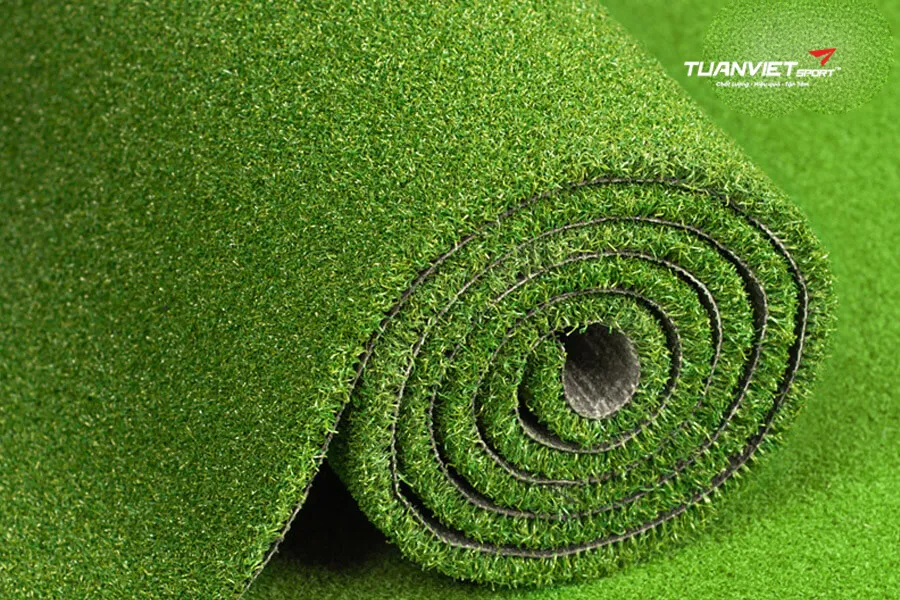 Trải cỏ nh&acirc;n tạo l&ecirc;n cỏ tự nhi&ecirc;n N&ecirc;n hay kh&ocirc;ng n&ecirc;n v&agrave; những rủi ro cần biết