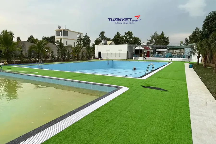 V&igrave; sao n&ecirc;n trải cỏ nh&acirc;n tạo quanh hồ bơi? v&agrave; những lợi &iacute;ch bạn n&ecirc;n biết