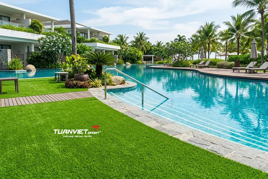 V&igrave; sao n&ecirc;n trải cỏ nh&acirc;n tạo quanh hồ bơi? v&agrave; những lợi &iacute;ch bạn n&ecirc;n biết