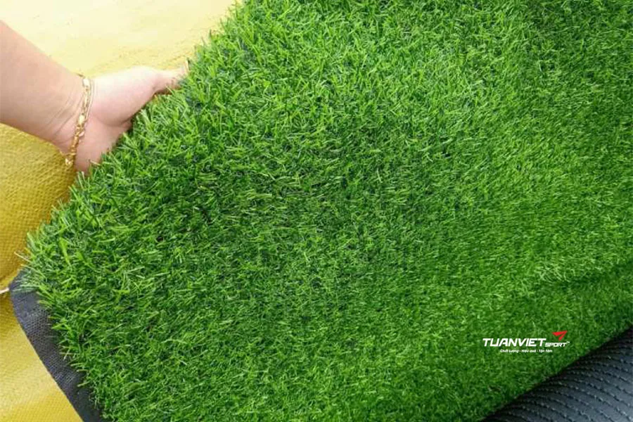 8 mẹo trang tr&iacute; s&acirc;n vườn ng&agrave;y Tết đẹp lung linh với cỏ nh&acirc;n tạo