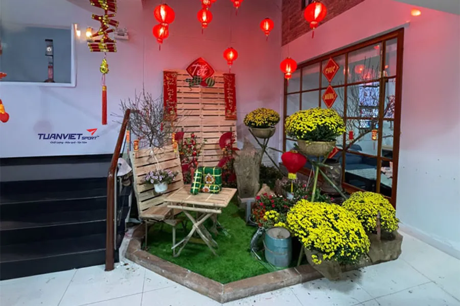 8 mẹo trang tr&iacute; s&acirc;n vườn ng&agrave;y Tết đẹp lung linh với cỏ nh&acirc;n tạo